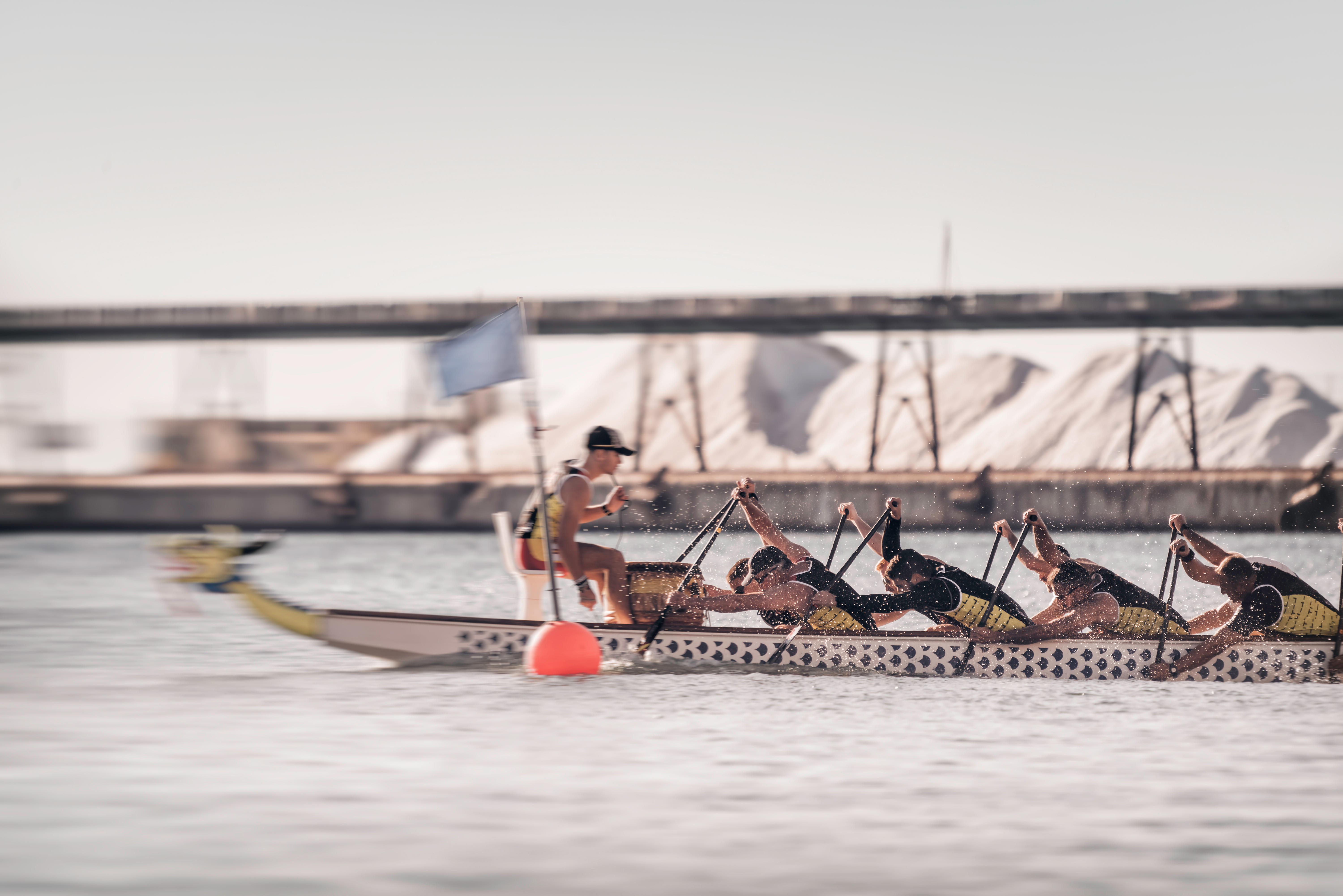 competing-dragonboat-team-in-action